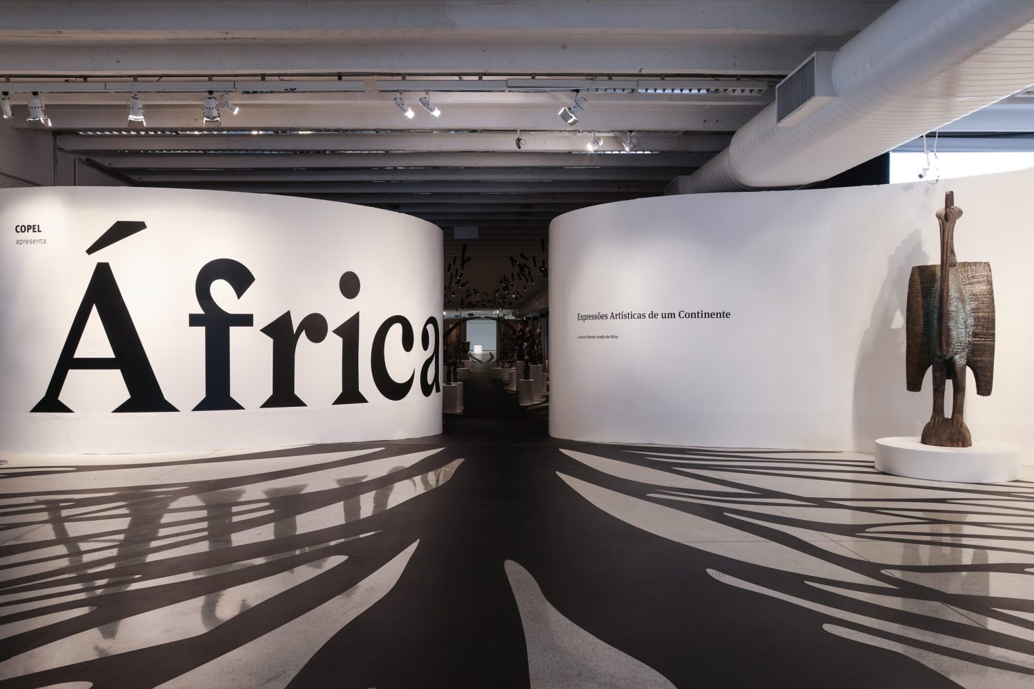 Nova exposição do MON promove diálogo da arte africana com obras contemporâneas
