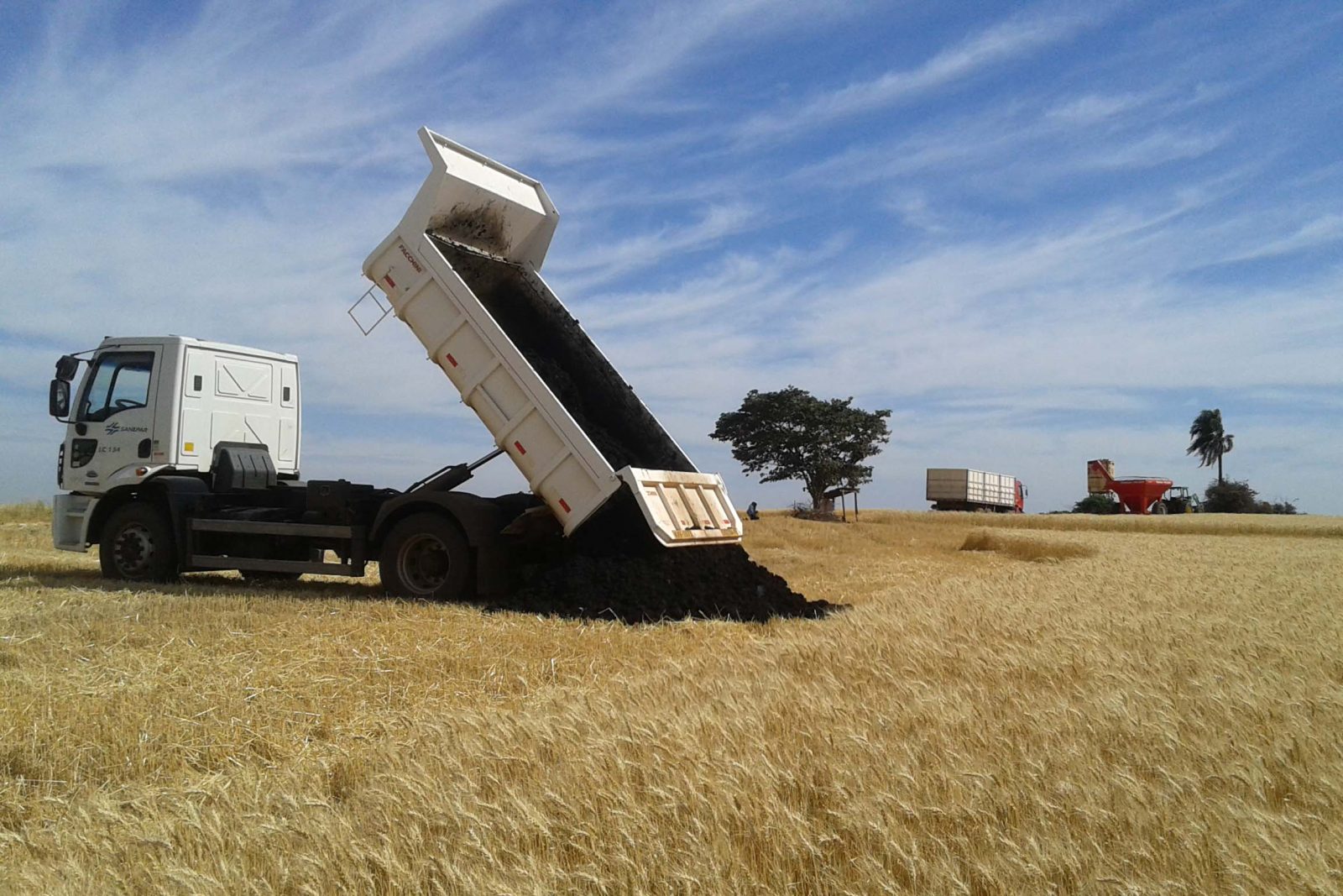 Sanepar amplia número de agricultores que recebem lodo de esgoto para uso no campo