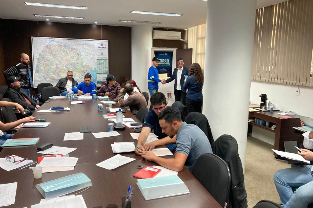 DER/PR firma parceria para cursos e modernização de laboratório de asfalto