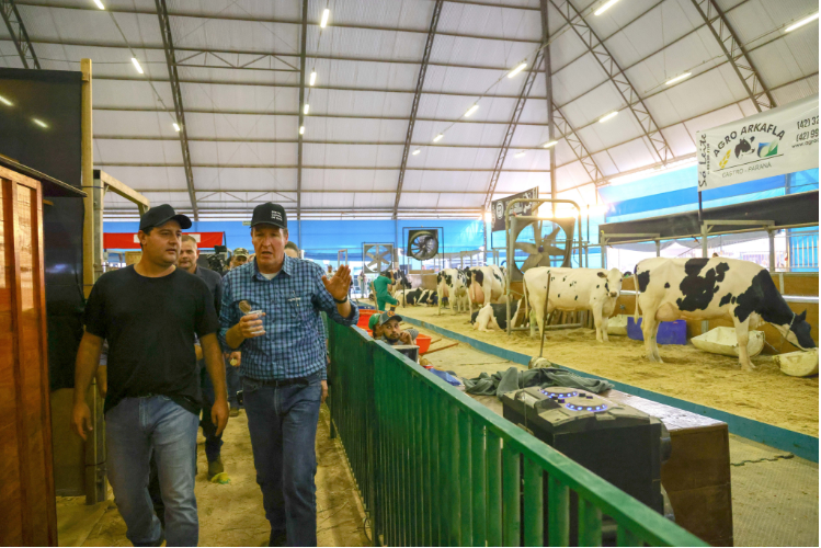 Governador visita a Agroleite e anuncia investimento de R$ 19 milhões para Castro