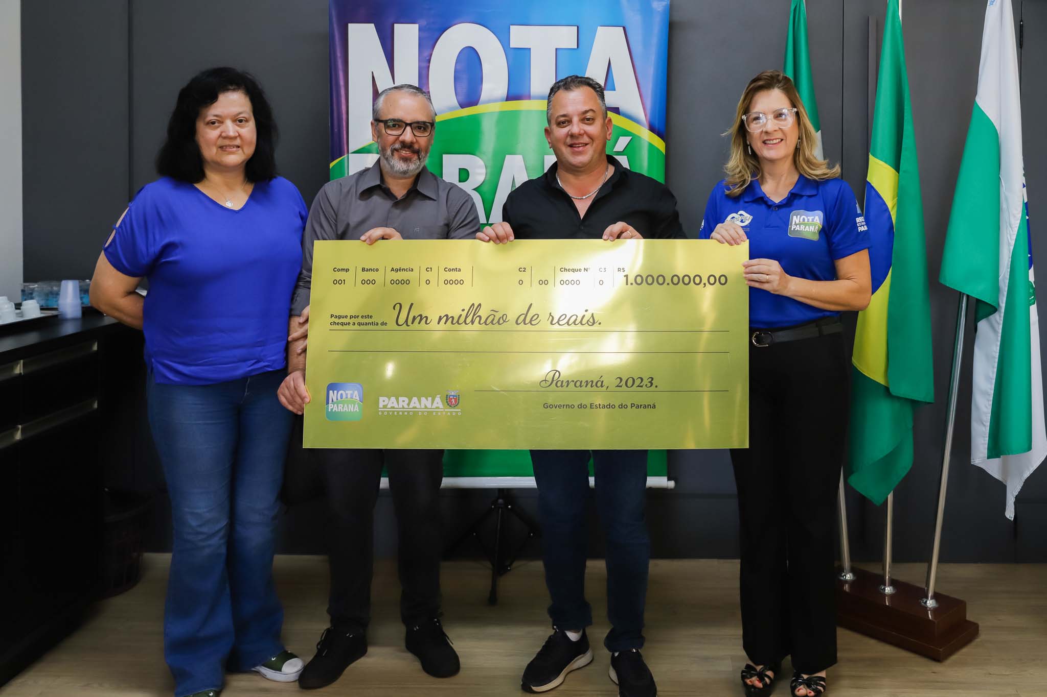 40º milionário da história do Nota Paraná recebe cheque simbólico em Cambé