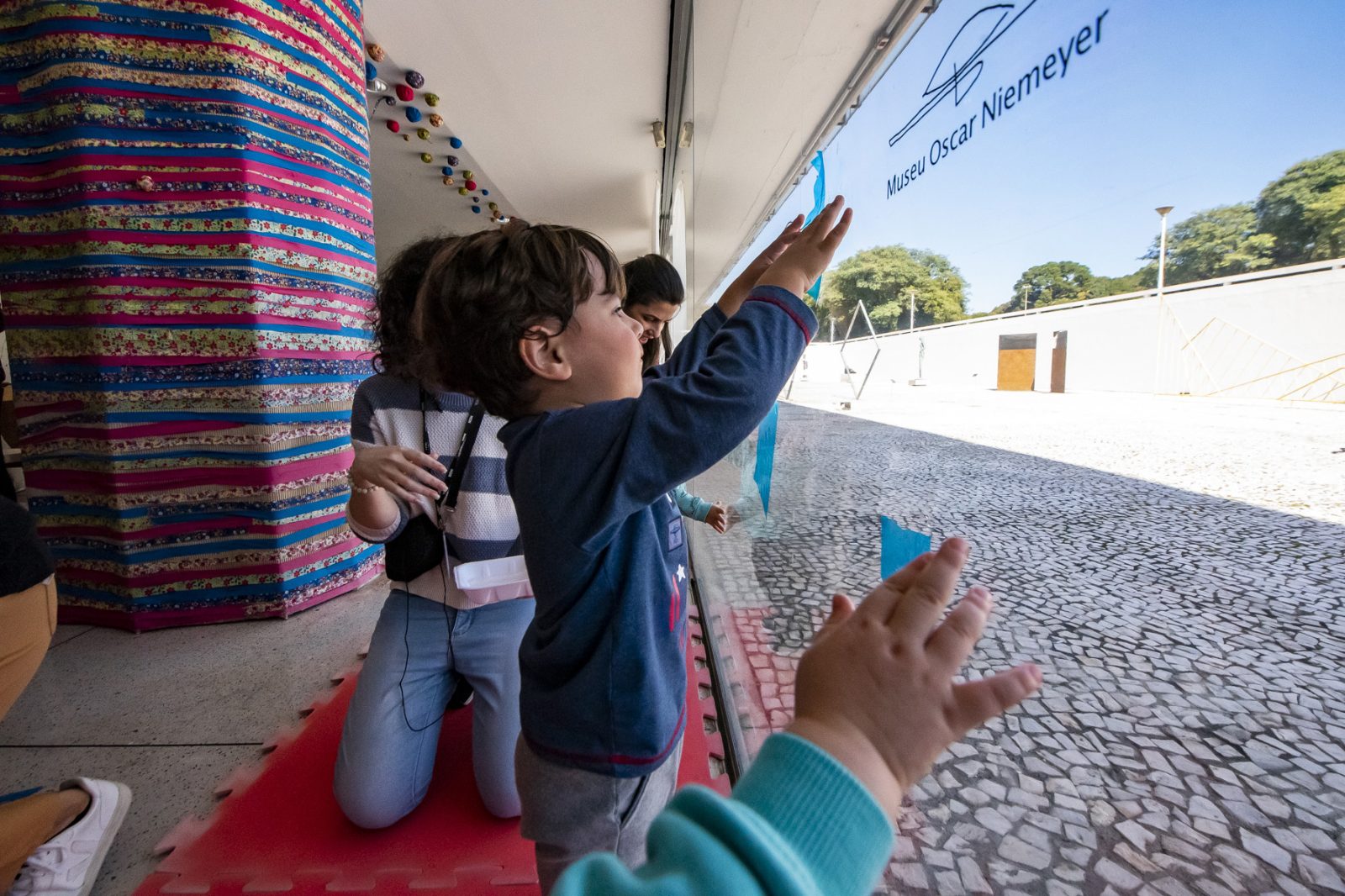 Museu Oscar Niemeyer promove oficina artística para crianças de 1 a 2 anos
