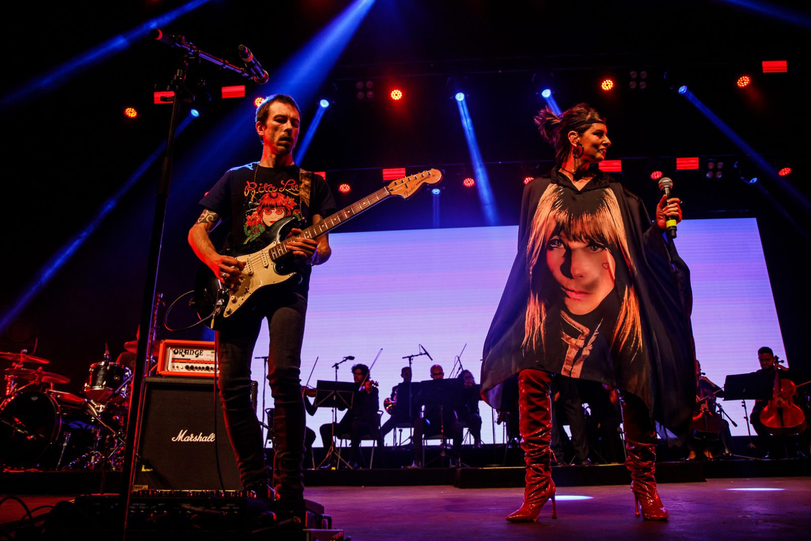 Filho de Rita Lee homenageia a rainha do rock em apresentação no Teatro Guaíra