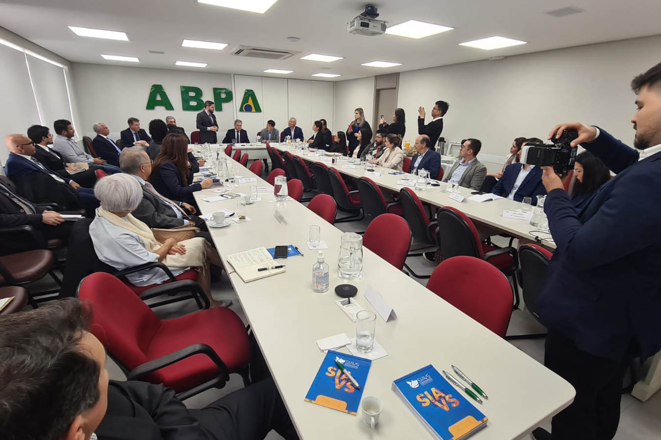 Paraná apresenta potencial produtivo de aves e suínos a autoridades chinesas