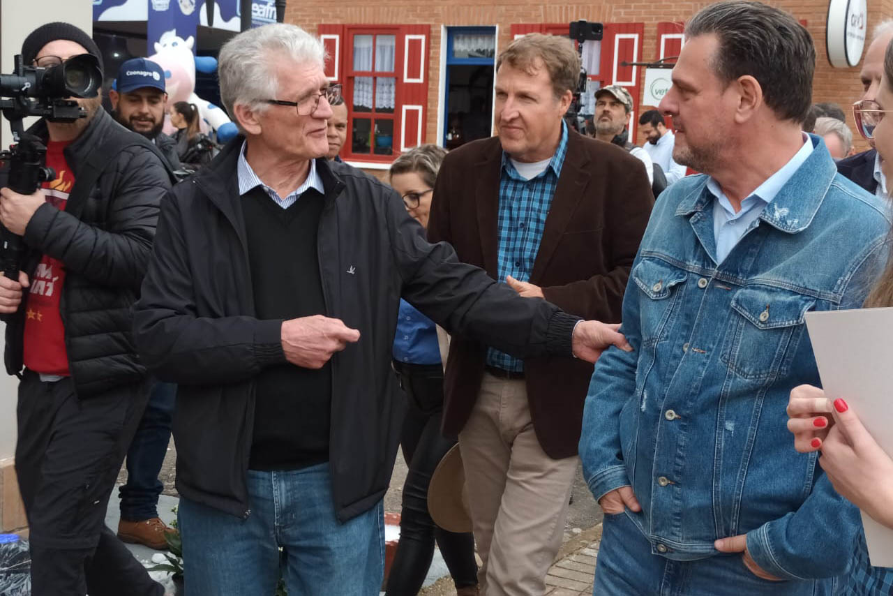 Ministro da Agricultura anuncia compra de leite de cooperativas em visita a Castro