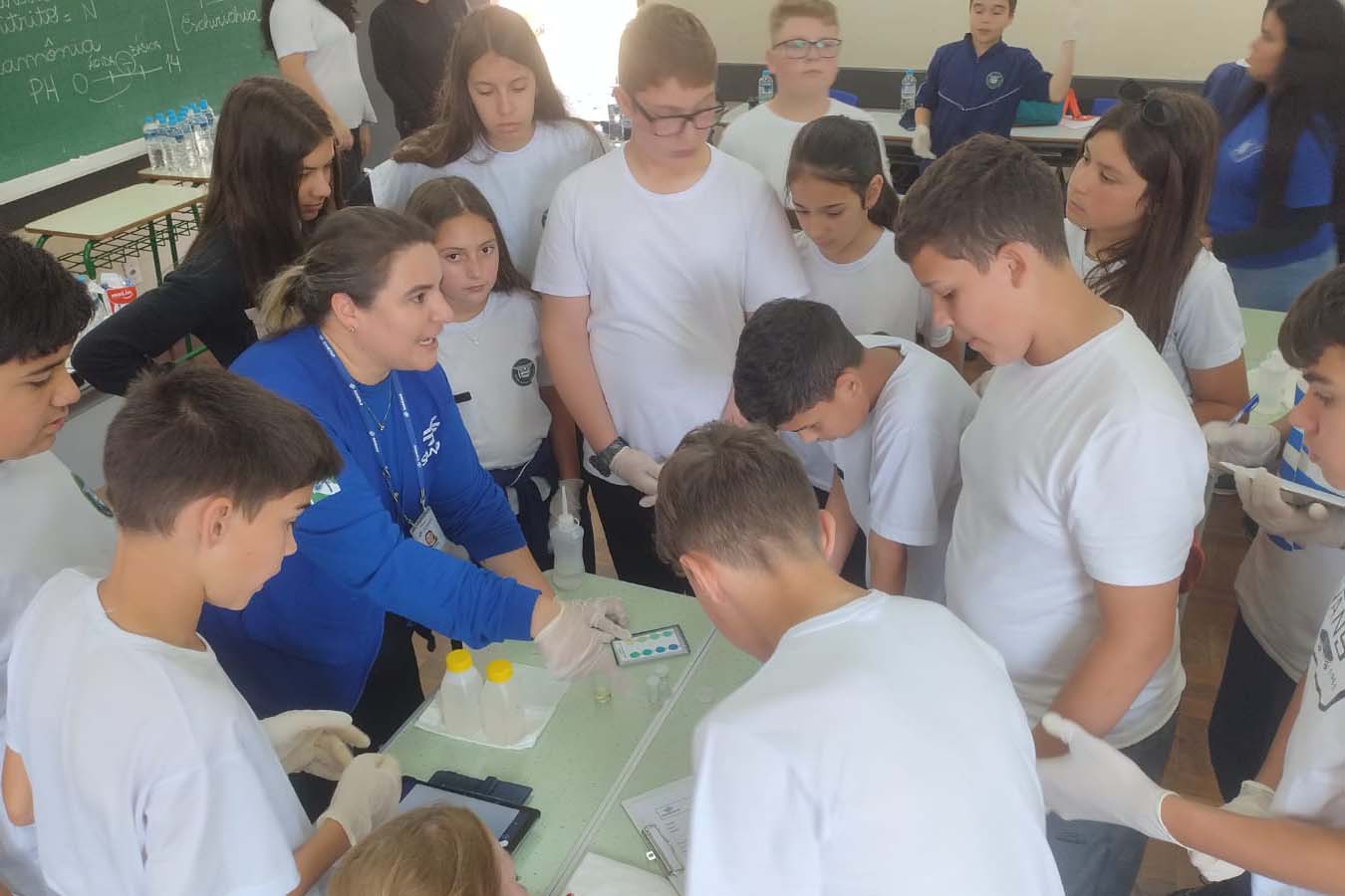 Sanepar realiza ações de sustentabilidade com estudantes em manancial de Bituruna