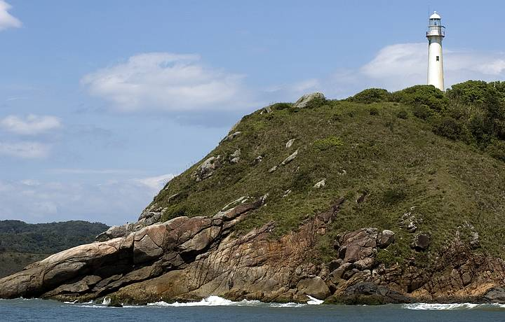 Farol das Conchas na Ilha do Mel: um monumento aos 150 anos de história marítima