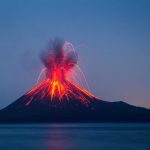 Indonésia emite alerta de tsunami após erupção de vulcão que pode desabar no mar