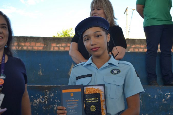 Aluna de colégio cívico-militar vence etapa estadual do concurso de redação do Senado