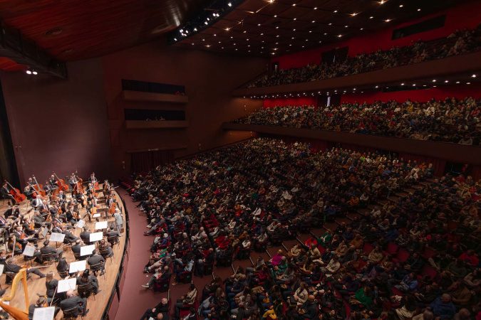 Orquestra Sinfônica do Paraná recebe maestro venezuelano Christian Vásquez
