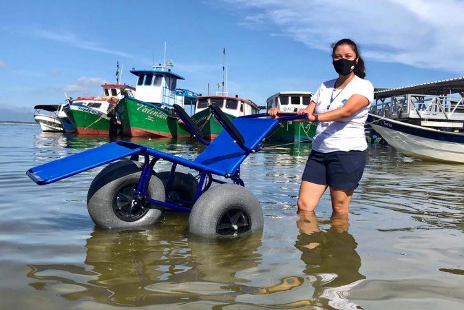 Cadeiras especiais garantem acessibilidade na Ilha do Mel