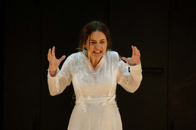 Peça no Guairinha traz atriz Cláudia Abreu imersa no universo de Virginia Woolf