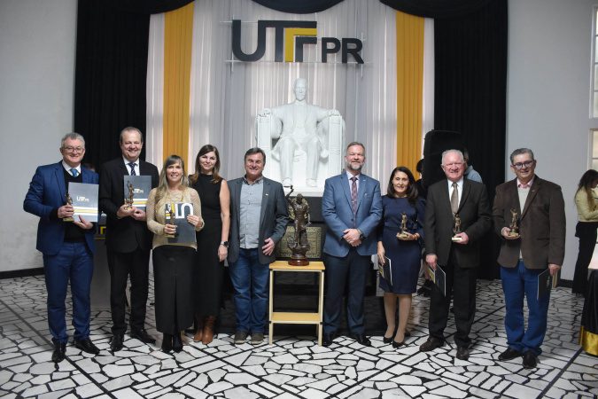 Representantes do Estado recebem homenagem por atuação no fomento científico