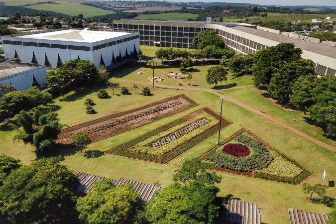 Salários de até R$ 7,6 mil: Unioeste abre inscrições para 40 agentes universitários