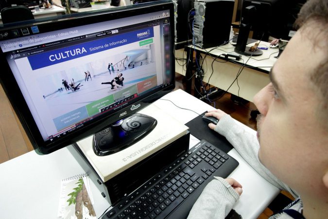Pareceristas de editais da PNAB no Paraná passam por treinamento