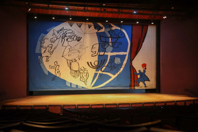 Teatro Guaíra possui obras de Poty Lazzarotto escondidas em cortinas corta-fogo