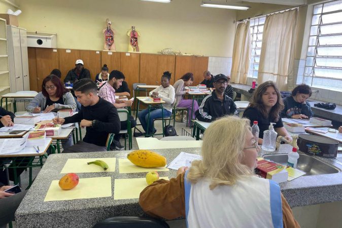 Língua sem fronteiras: estrangeiros aprendem português com apoio do Estado