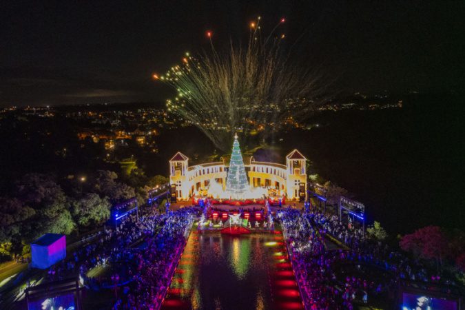Maior Natal gratuito do Brasil estreia nesta sexta-feira e aquece turismo em Curitiba