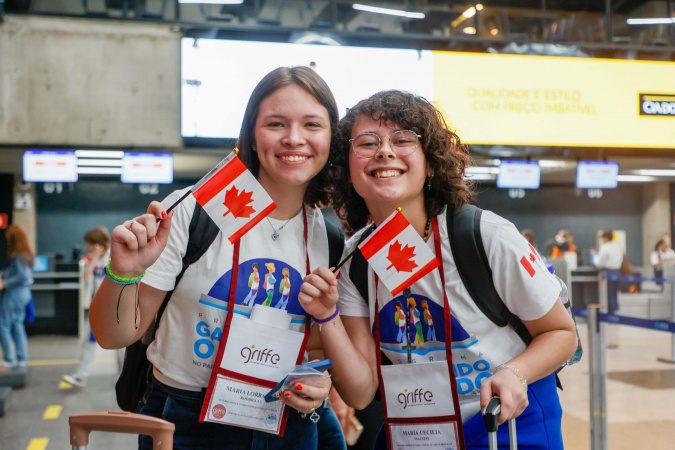 Emoção e expectativa: alunos do Ganhando o Mundo embarcam para o Canadá