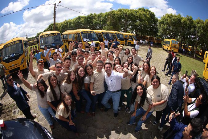 Em parceria com deputados, Governo começa entrega de 209 ônibus para a educação