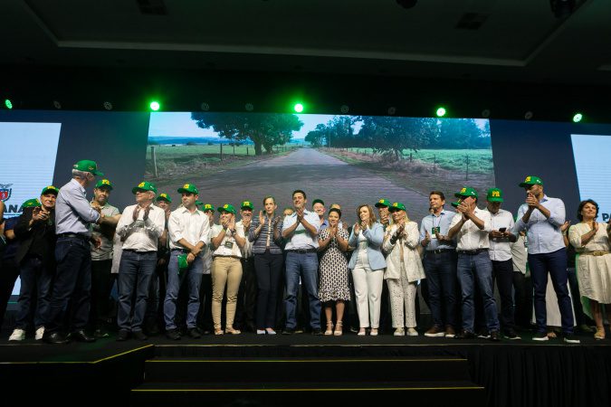 Governador anuncia R$ 3,7 bilhões para maquinários e pavimentação de estradas rurais