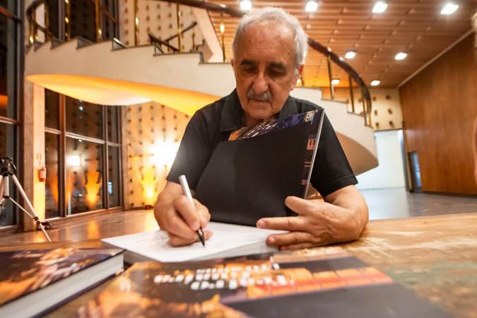 Teatro Guaíra fecha celebrações dos 140 anos com livro que resgata memória do espaço
