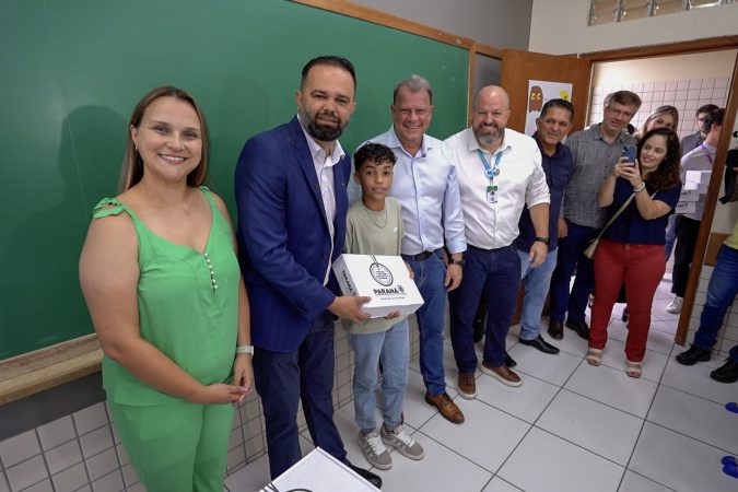 Volta às aulas na rede estadual é marcada pela entrega de kits escolares