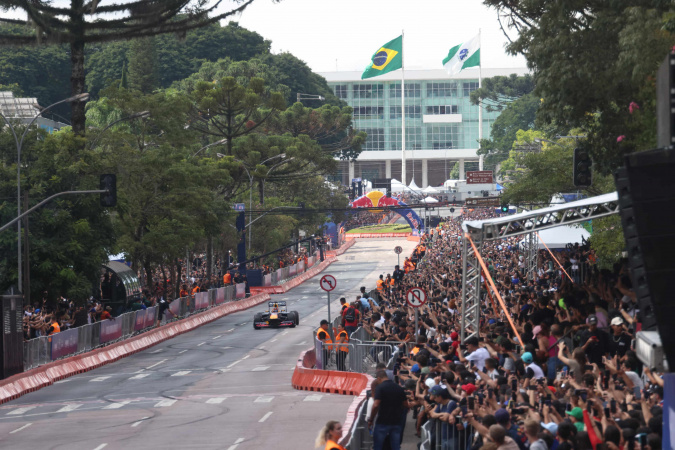 Adrenalina e velocidade: fãs vibram com apresentação de carros na Red Bull Showrun