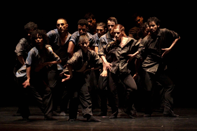 Balé Teatro Guaíra encanta estudantes antes do embarque da turnê em Portugal