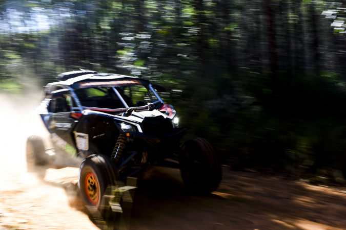 Competidores do Rally Transparaná vencem fase mais longa e largam para última etapa