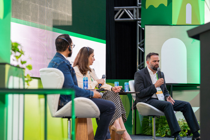 Conectividade e IA nas escolas do Paraná são destaques no Smart City Expo 2025