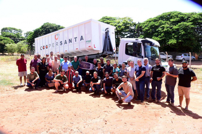 Estado entrega equipamentos e caminhões para as cooperativas Codesafa e Coopersanta