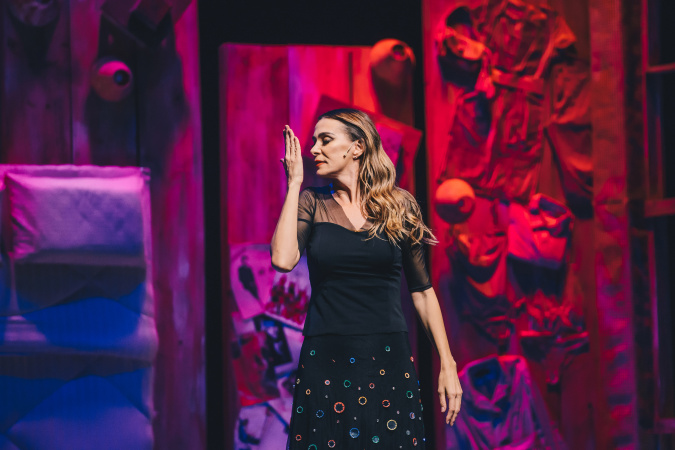 Teatro Guaíra recebe Mônica Martelli e “Minha Vida em Marte” neste sábado
