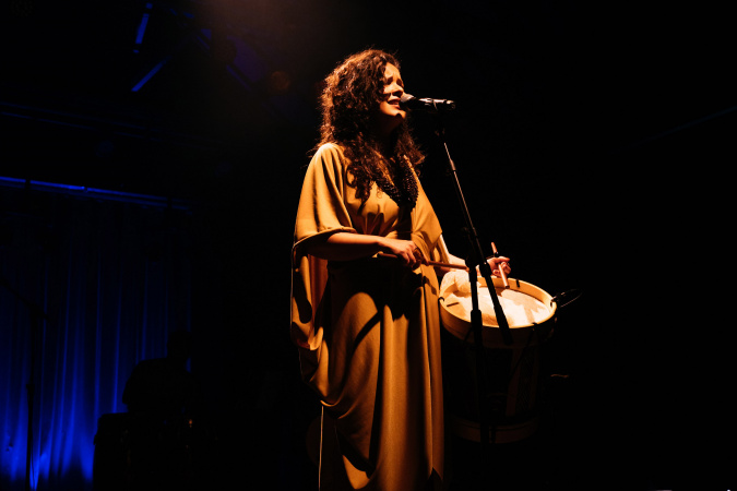 Teatro José Maria Santos recebe o espetáculo “Toda Pele”, da cantora Thayana Barbosa
