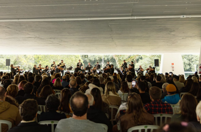 Concerto da Orquestra Sinfônica do Paraná no Museu Oscar Niemeyer é sucesso de público