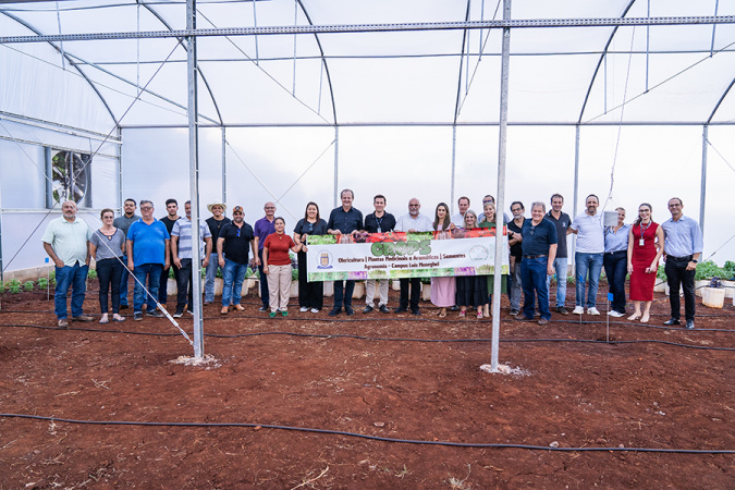 Nova estufa climatizada da UENP traz ganho acadêmico e ajuda pequenos produtores