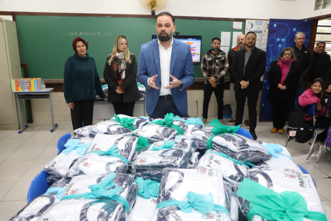 Estado vai distribuir uniformes para alunos de todas as 412 escolas de tempo integral