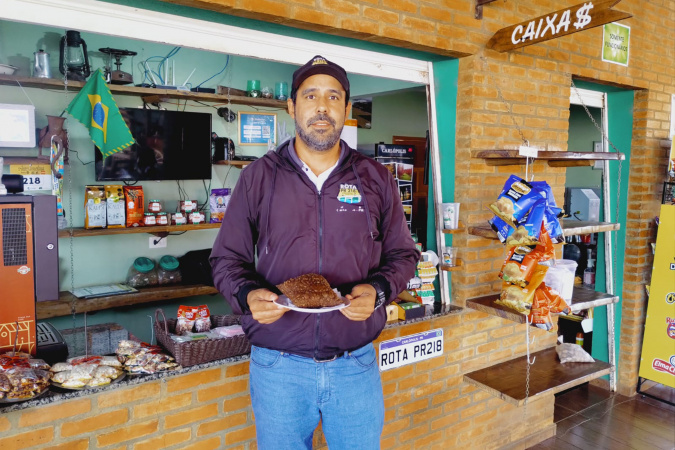 Pastel com massa de café, estrada boa e natureza atraem motociclistas para Angra Doce