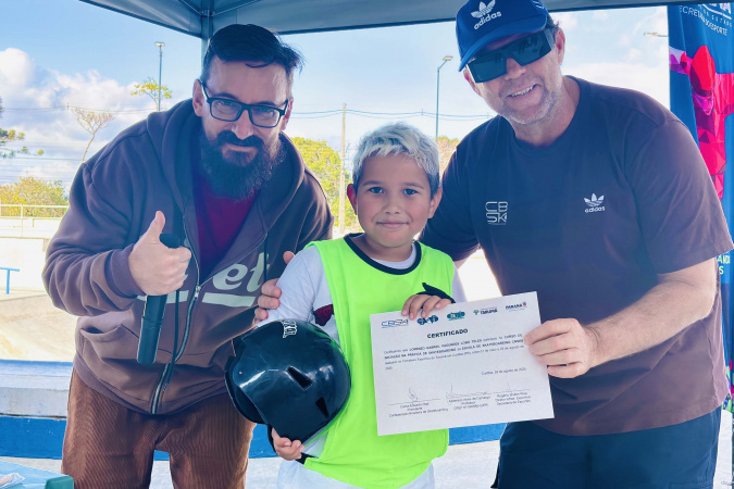 Estado entrega certificados a jovens formados na Escolinha de Skate no Tarumã