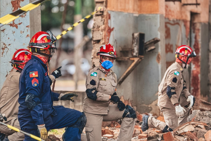 Padrão internacional: bombeiros concluem curso de protocolos da ONU para deslizamentos