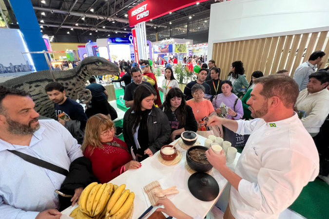 Barreado encanta público no estande do Viaje Paraná em feira de turismo em Buenos Aires