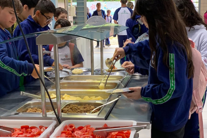 17 mil toneladas de alimentos da agricultura familiar abastecem escolas do Paraná anualmente