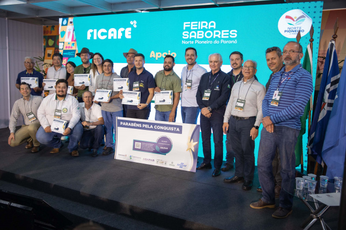 Adapar certifica 27 produtores do Norte Pioneiro com Susaf durante feiras agrícolas