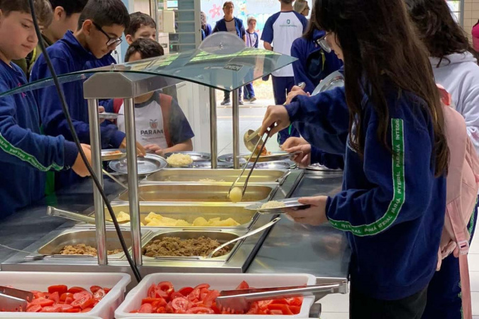 Dia Mundial da Alimentação: 2 mil alunos têm cardápio adaptado nas escolas estaduais