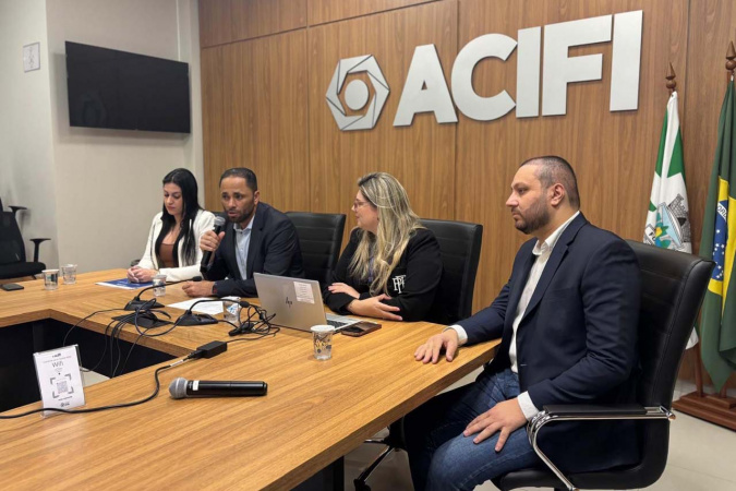 Governo capacita gerentes das Agências do Trabalhador da regional de Foz do Iguaçu