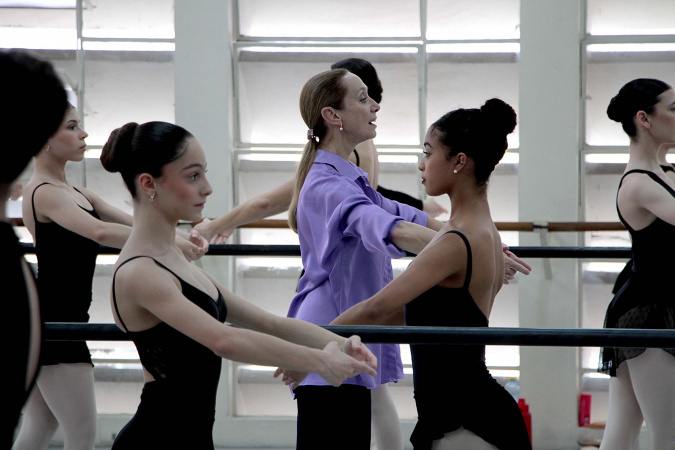 Ópera de Paris compartilha conhecimento com alunos da Escola de Dança do Guaíra