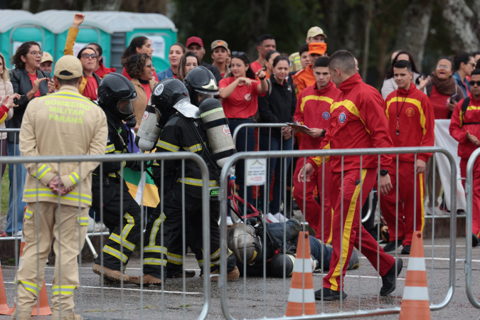 Técnica, coragem e confraternização: competição reúne bombeiras de todo o país