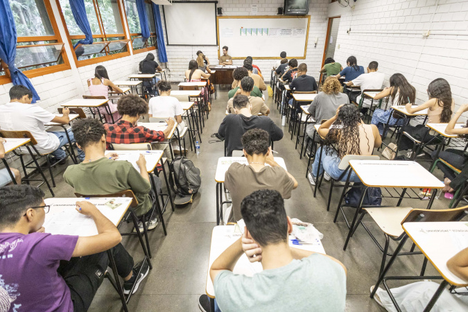 Universidade Estadual de Maringá aplica provas do vestibular neste domingo