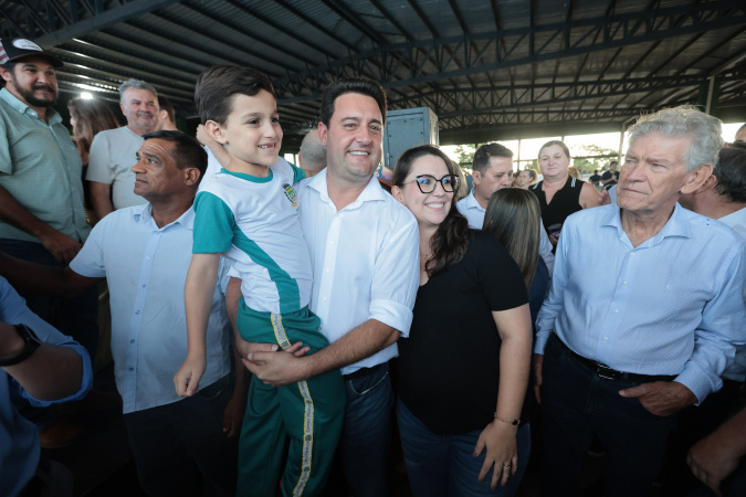 Estado entrega kits educacionais para escolas e libera construção de colégio em Campo Mourão