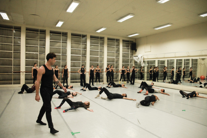 Bailarino do Grupo Corpo ministra aula para alunos da Escola de Dança Teatro Guaíra
